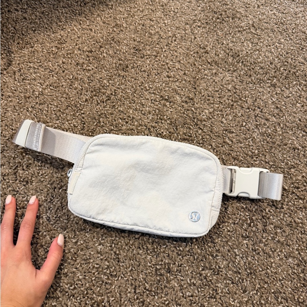 Lululemon Everywhere Bag (light grey)